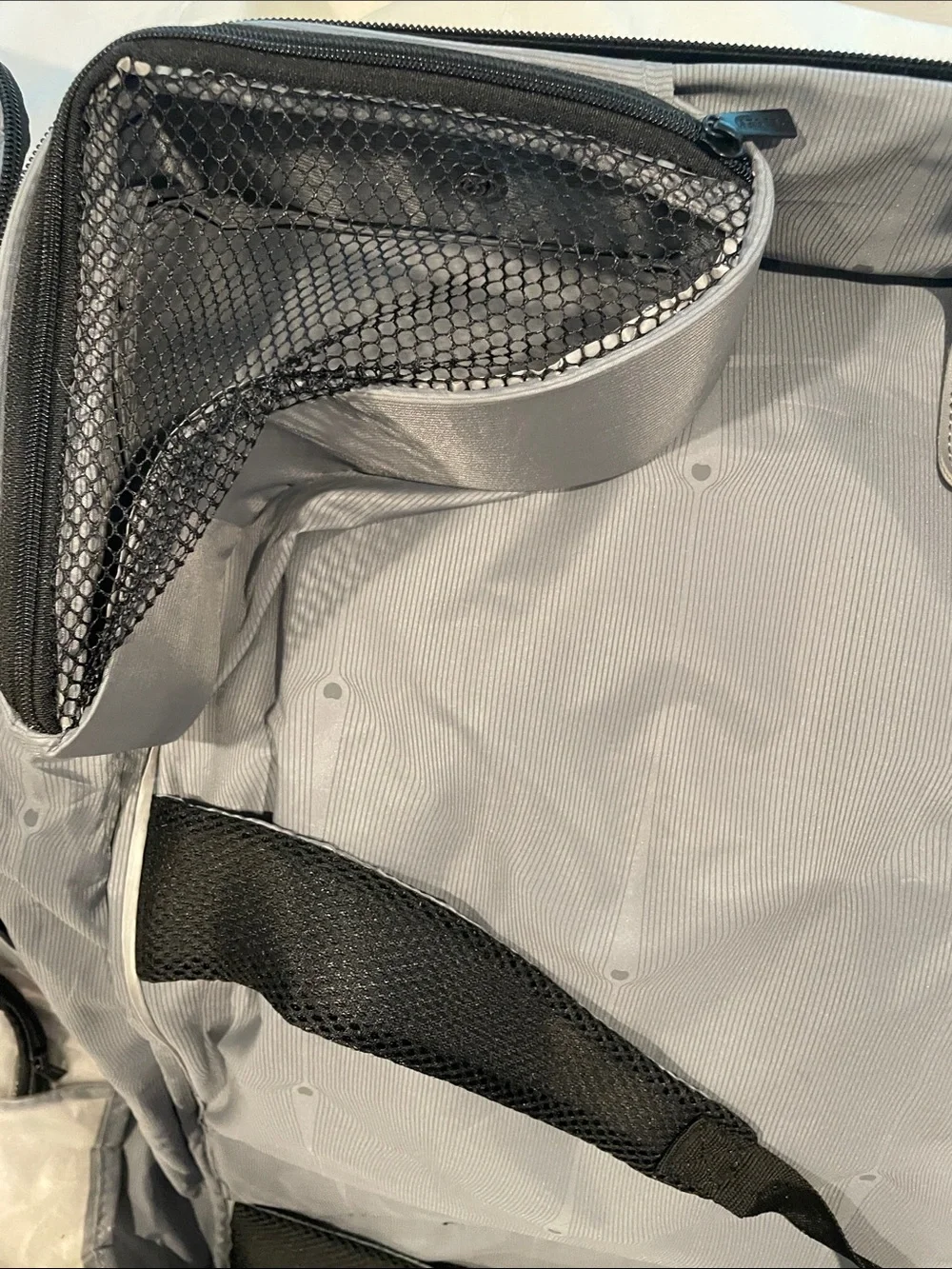 NWOT Delsey Paris Garment Gag W/ Tons of Storage B138